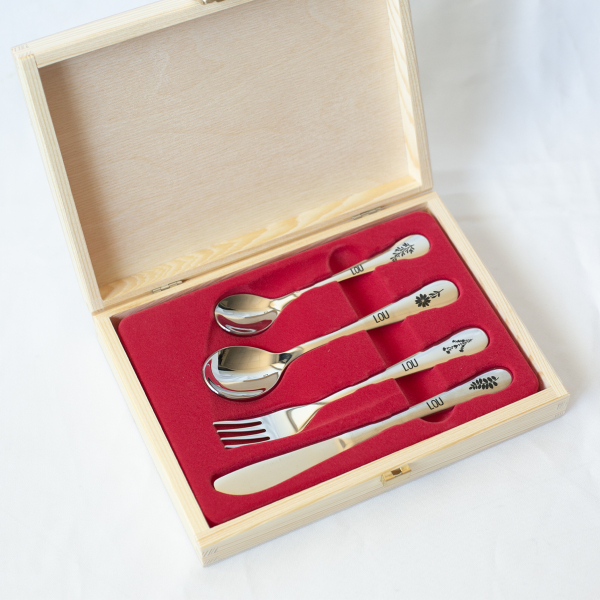 Cofrinho com padrão vegetal e seus talheres personalizados