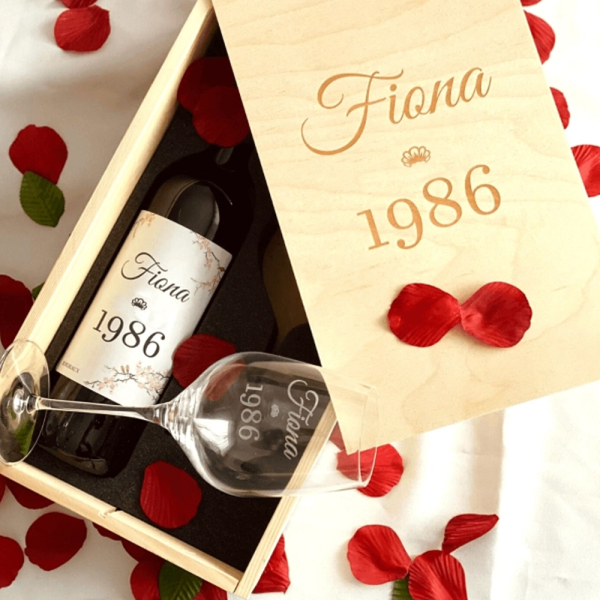 Copo de vinho de aniversário gravado