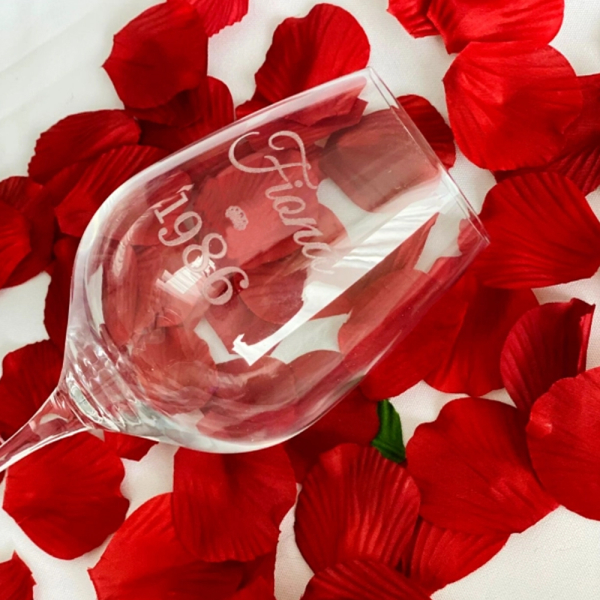 Copo de vinho de aniversário gravado