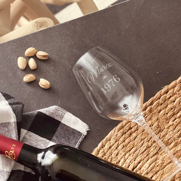 Copo de vinho de aniversário gravado