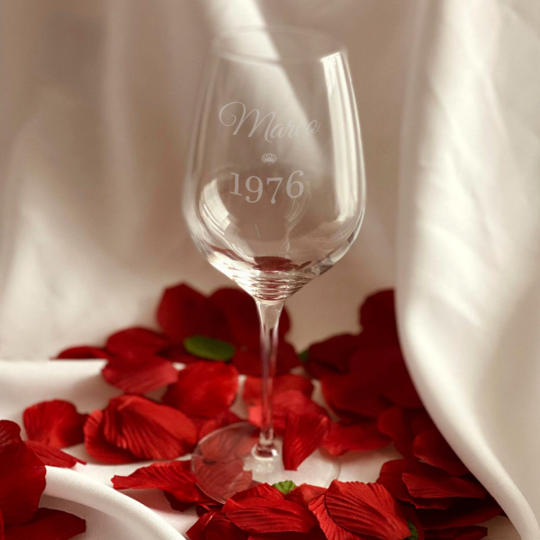 Copo de vinho de aniversário gravado
