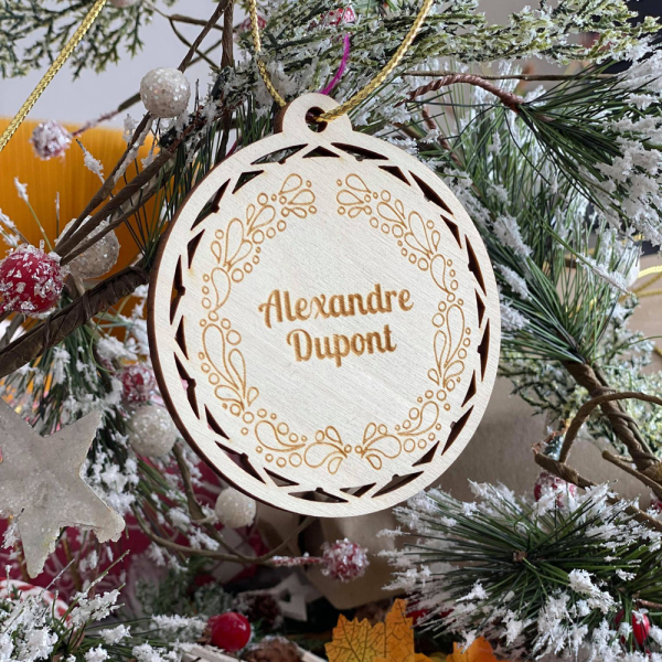 Bola de Natal em madeira personalizada com coroa de Natal