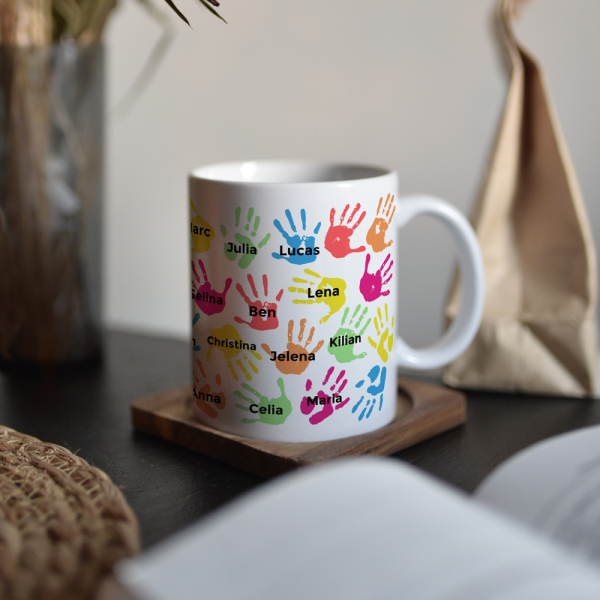 Caneca com as mãos da criança personalizada com o seu primeiro nome