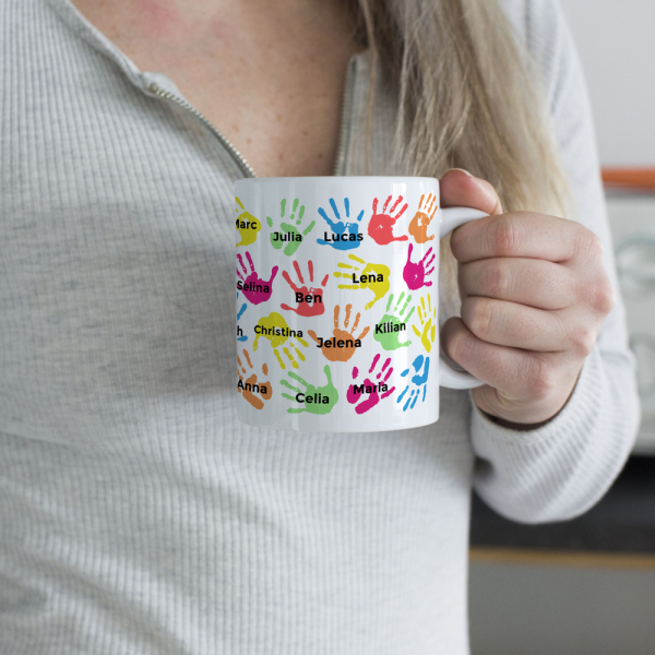 Caneca com as mãos da criança personalizada com o seu primeiro nome