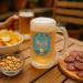 Caneca de cerveja com motivo da águia real