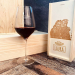 Copo de vinho com nome e sua caixa com foto