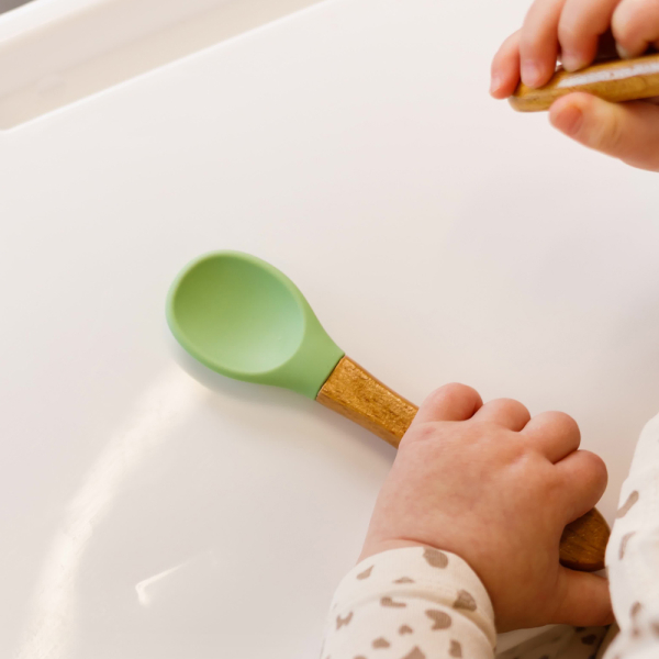 Talheres de bebé em madeira e silicone com nome