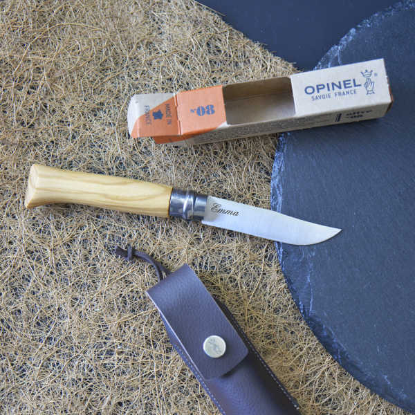 Faca Opinel nº 8 em oliveira gravada