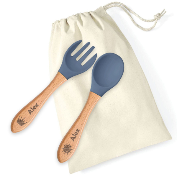 Talheres de silicone e madeira para bebé com um desenho gravado