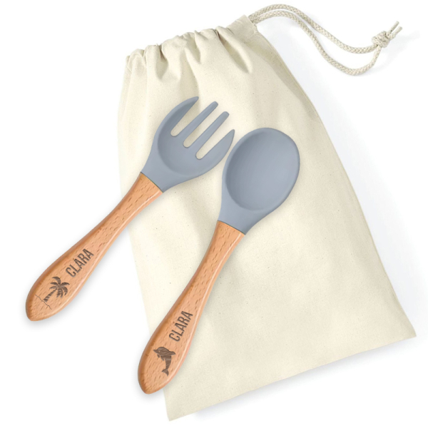 Talheres de silicone e madeira para bebé com um desenho gravado