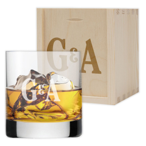 Copo de whisky gravado com duas iniciais