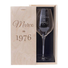 Copo de vinho de aniversrio gravado