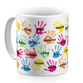 Caneca com as mos da criana personalizada com o seu primeiro nome
