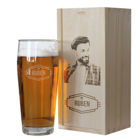 Copo de cerveja com nome e sua caixa com foto