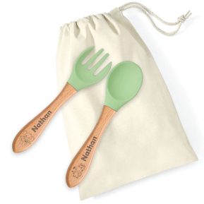 Talheres de beb Savane gravados em madeira e silicone
