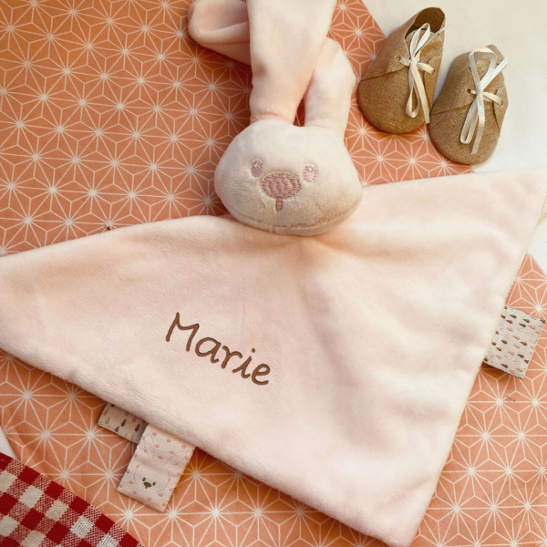 Peluche bordado de coelho