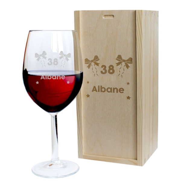 Copo de vinho de aniversário gravado