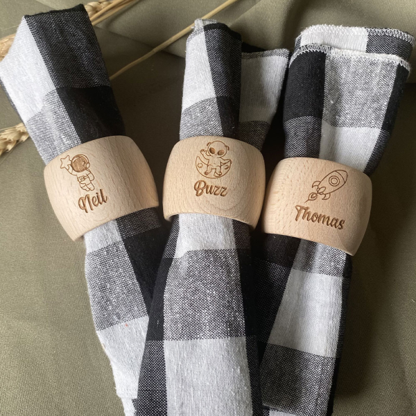 Argola para guardanapo em madeira gravada � design cosmos