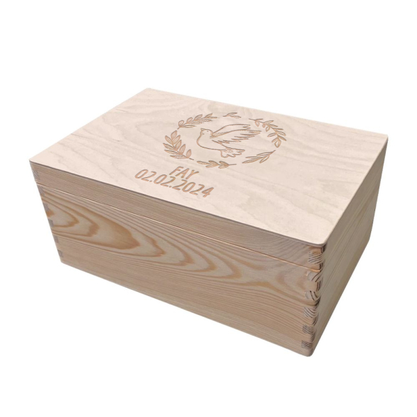 Caixa de madeira gravada para batizado pomba