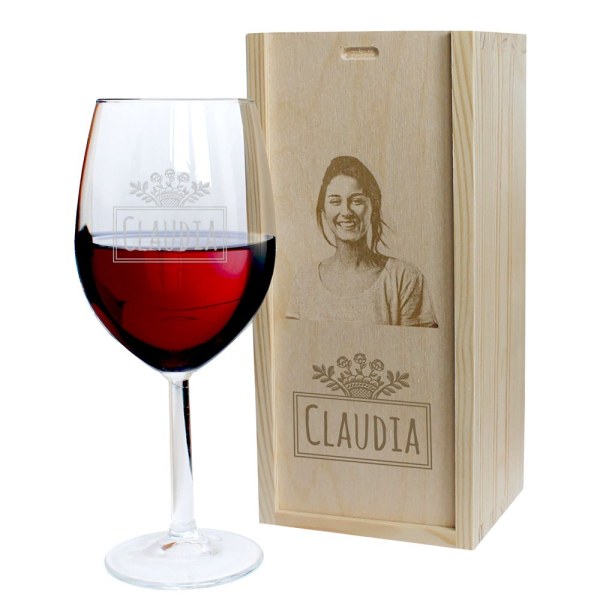 Copo de vinho com nome e sua caixa com foto