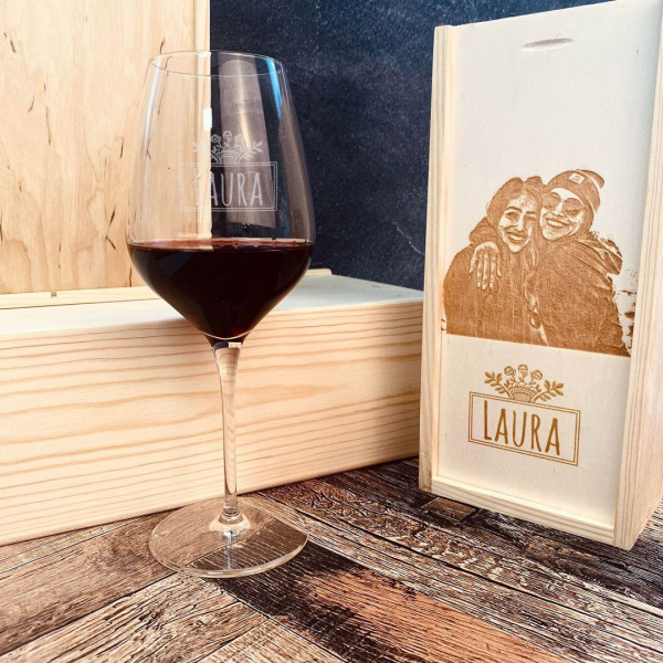 Copo de vinho com nome e sua caixa com foto