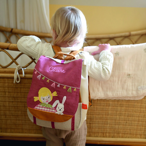 Mochila personalizada com criança e coelho